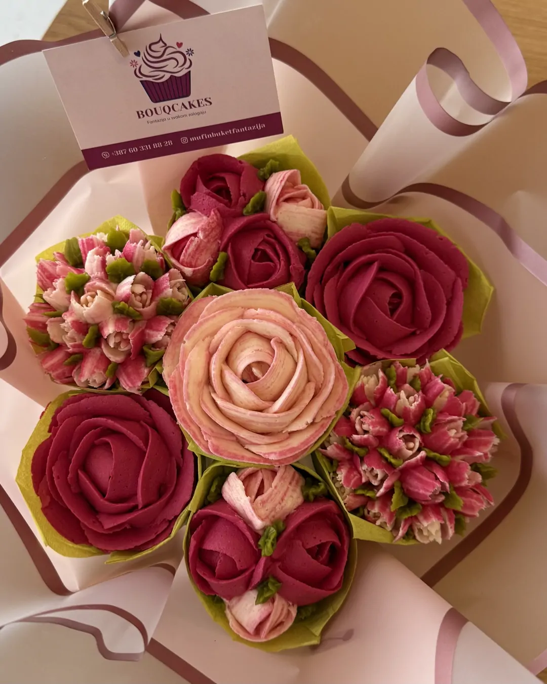 Buket od 7 mafina u crvenim i breskva tonovima s karticom Bouqcakes